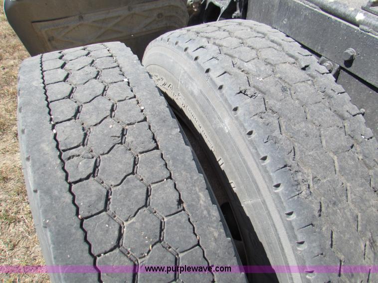 image for item B7366 1992 Ford L9000 AeroMax semi truck