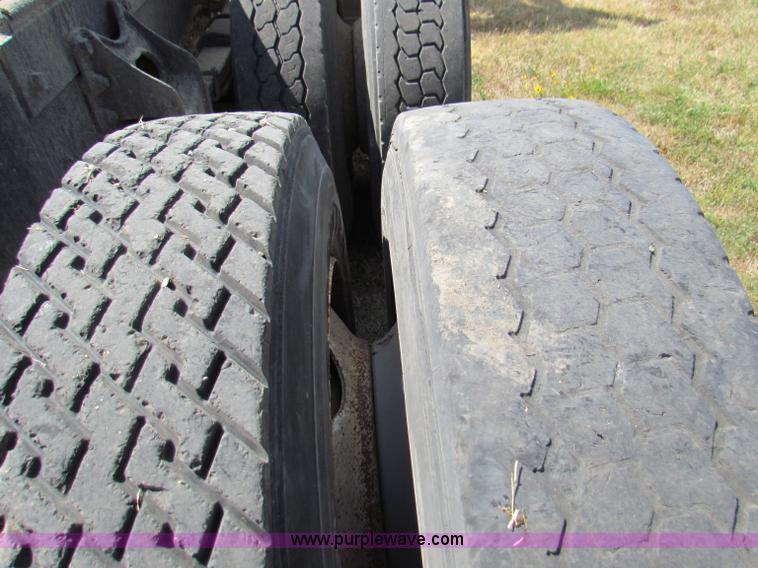 image for item B7366 1992 Ford L9000 AeroMax semi truck