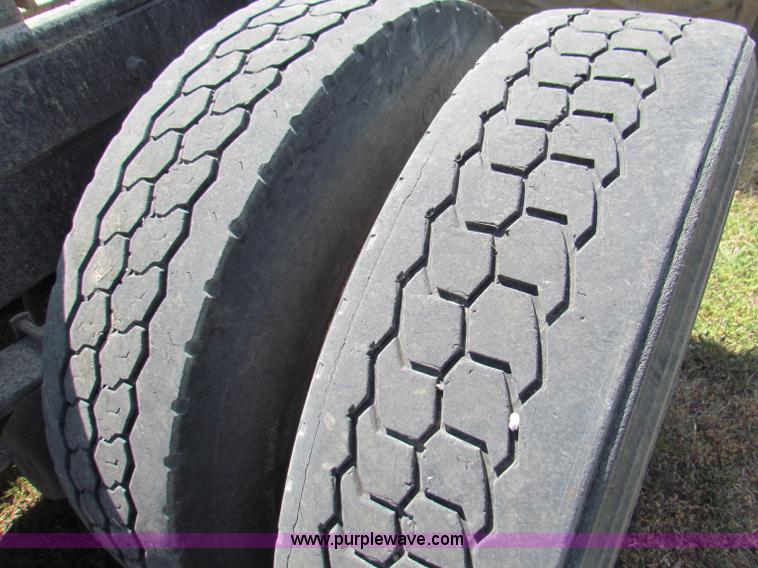 image for item B7366 1992 Ford L9000 AeroMax semi truck