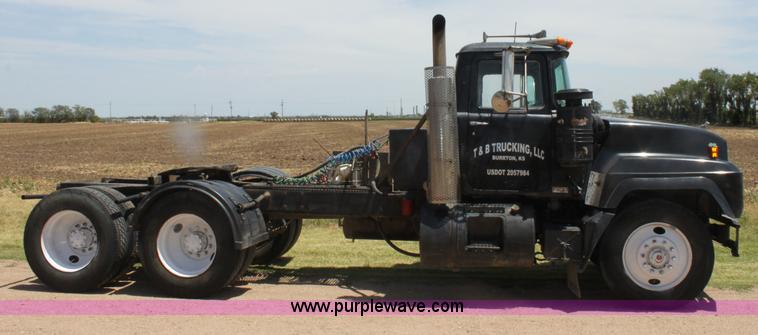 image for item B7388 1998 Mack RD688S semi truck