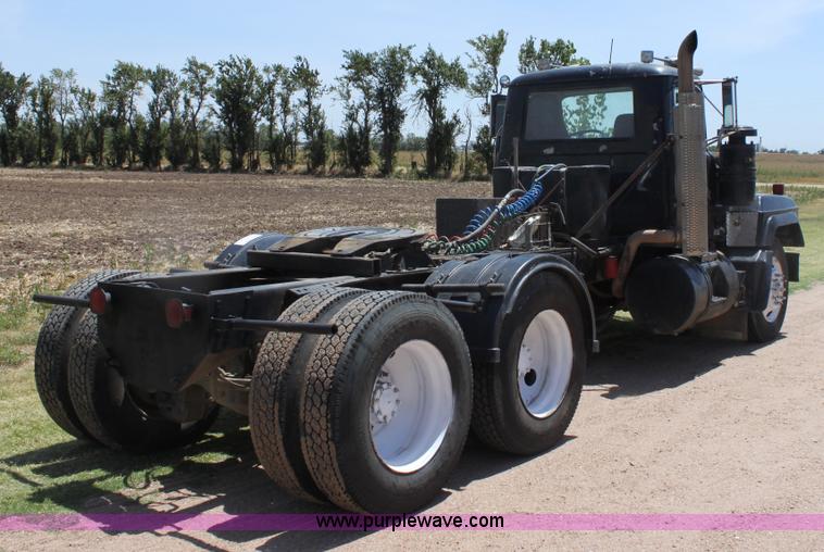 image for item B7388 1998 Mack RD688S semi truck
