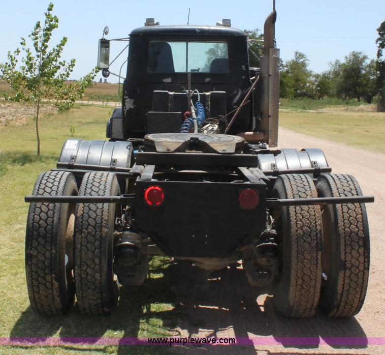 image for item B7388 1998 Mack RD688S semi truck