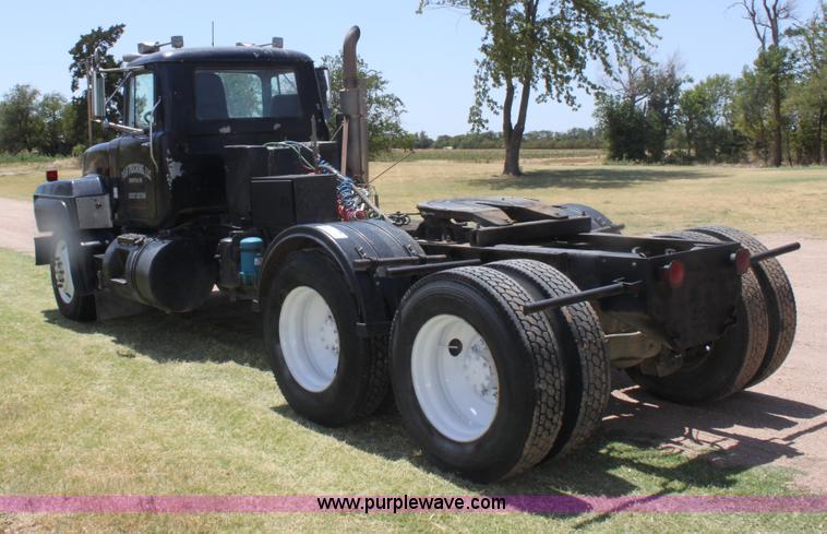 image for item B7388 1998 Mack RD688S semi truck