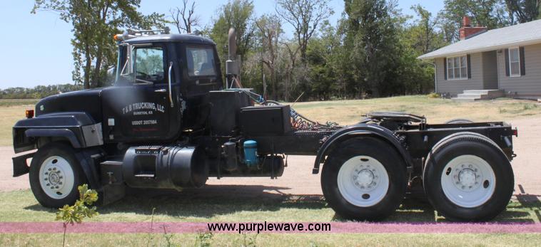 image for item B7388 1998 Mack RD688S semi truck