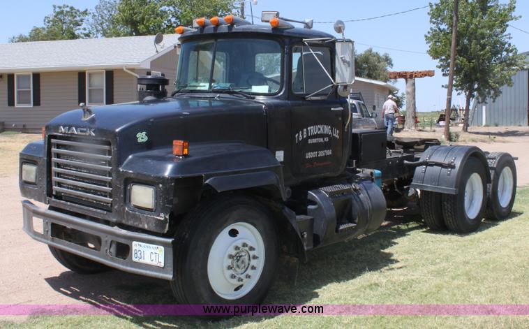 image for item B7388 1998 Mack RD688S semi truck