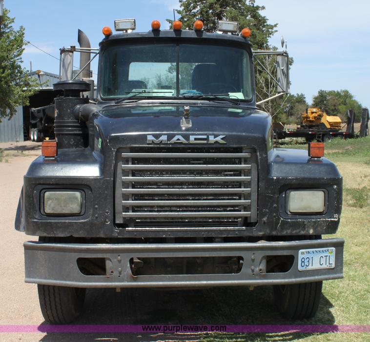 image for item B7388 1998 Mack RD688S semi truck