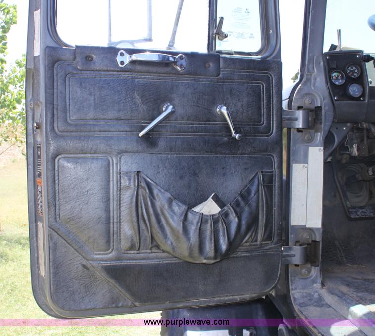 image for item B7388 1998 Mack RD688S semi truck