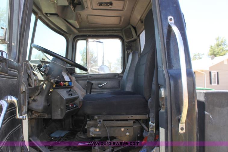 image for item B7388 1998 Mack RD688S semi truck