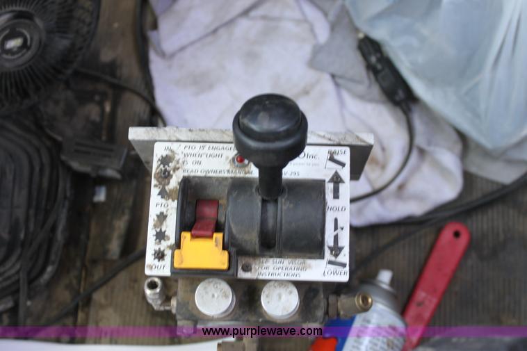 image for item B7388 1998 Mack RD688S semi truck