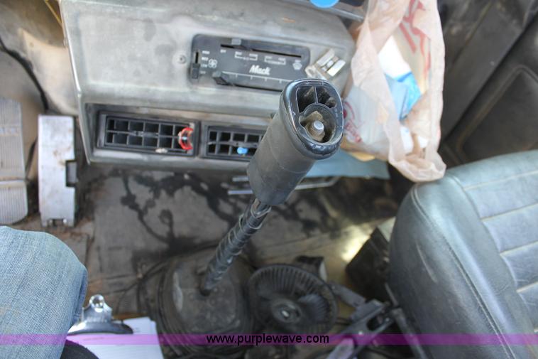 image for item B7388 1998 Mack RD688S semi truck