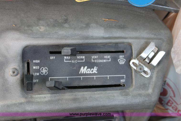 image for item B7388 1998 Mack RD688S semi truck