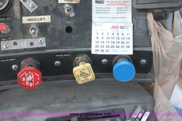 image for item B7388 1998 Mack RD688S semi truck