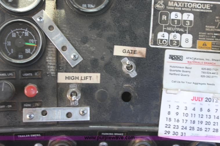 image for item B7388 1998 Mack RD688S semi truck