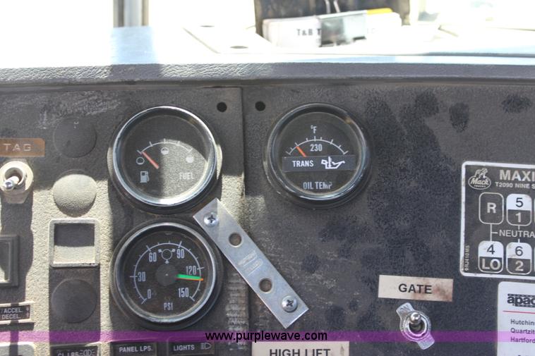 image for item B7388 1998 Mack RD688S semi truck