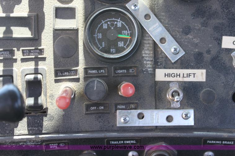 image for item B7388 1998 Mack RD688S semi truck