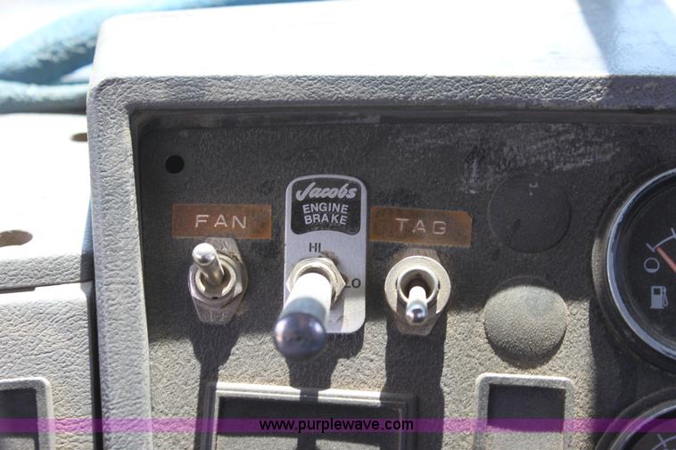 image for item B7388 1998 Mack RD688S semi truck