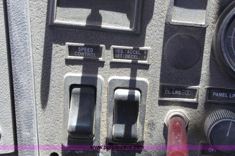 image for item B7388 1998 Mack RD688S semi truck