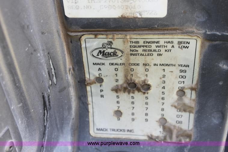 image for item B7388 1998 Mack RD688S semi truck