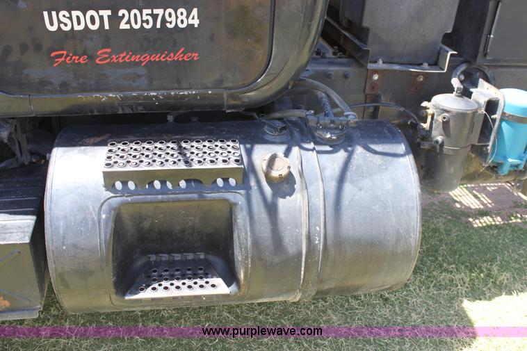 image for item B7388 1998 Mack RD688S semi truck