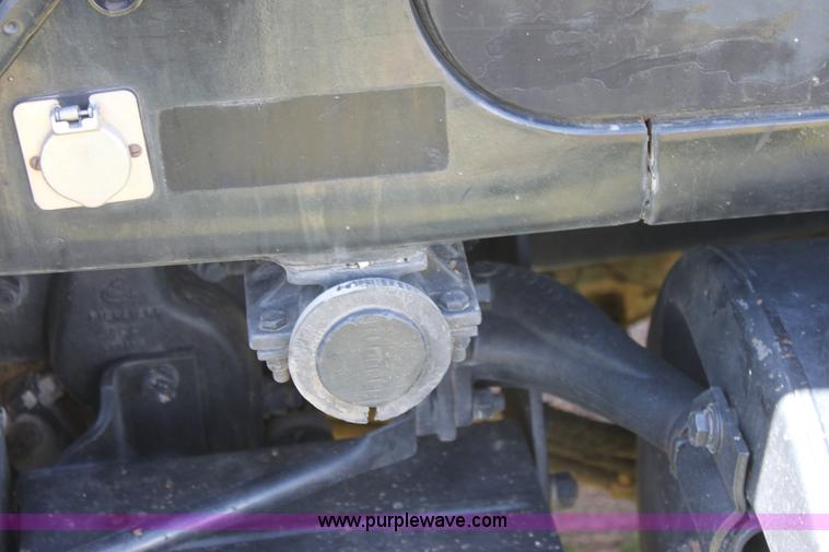 image for item B7388 1998 Mack RD688S semi truck