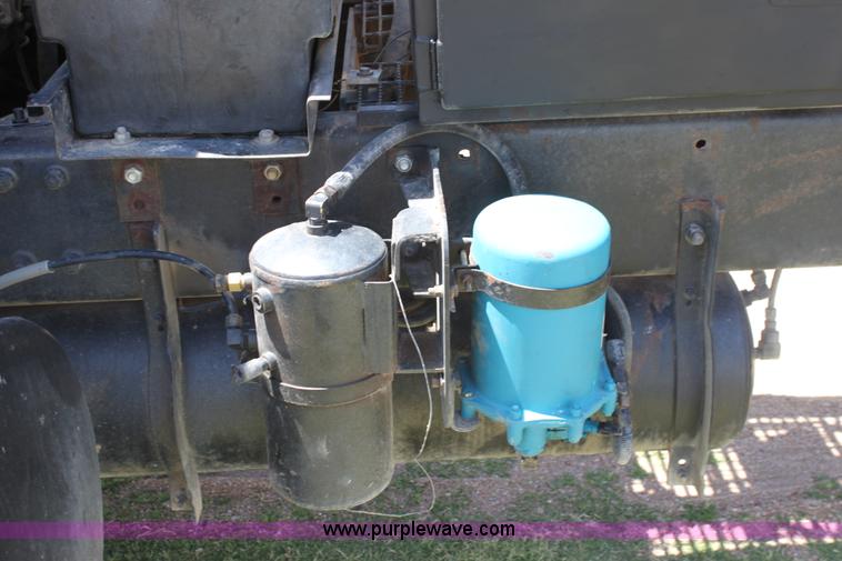 image for item B7388 1998 Mack RD688S semi truck