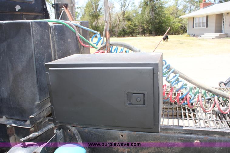 image for item B7388 1998 Mack RD688S semi truck