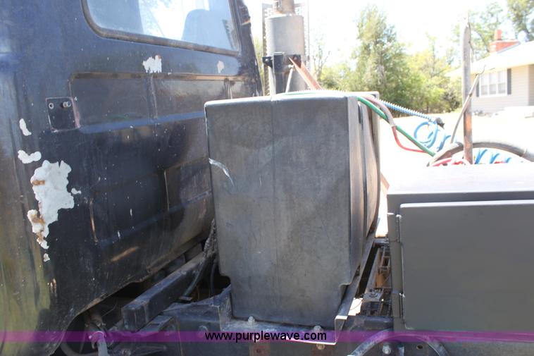 image for item B7388 1998 Mack RD688S semi truck