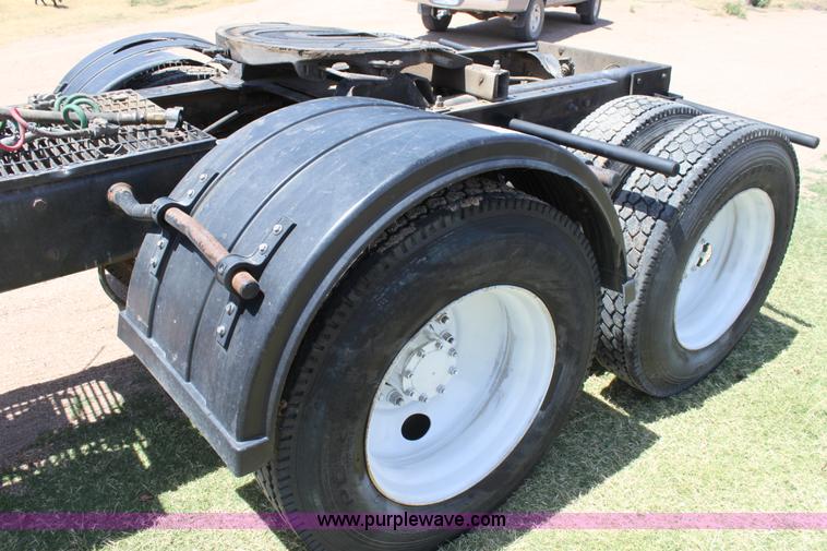 image for item B7388 1998 Mack RD688S semi truck