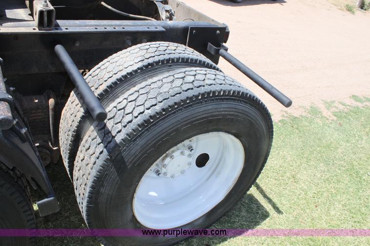 image for item B7388 1998 Mack RD688S semi truck