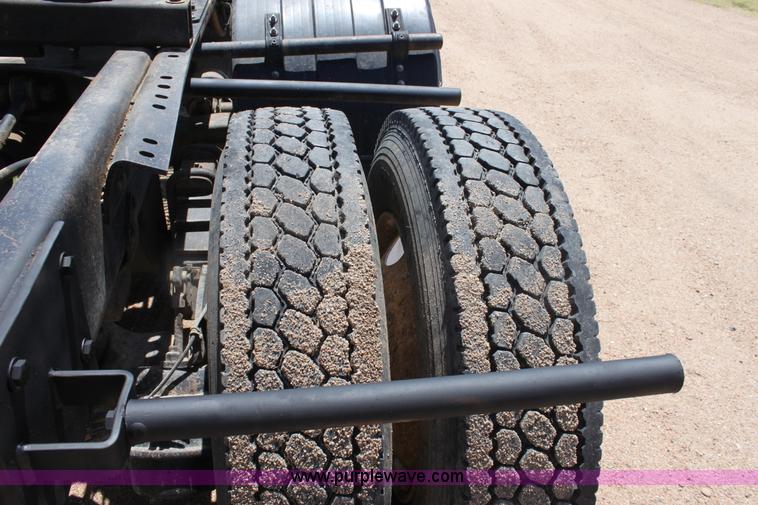 image for item B7388 1998 Mack RD688S semi truck