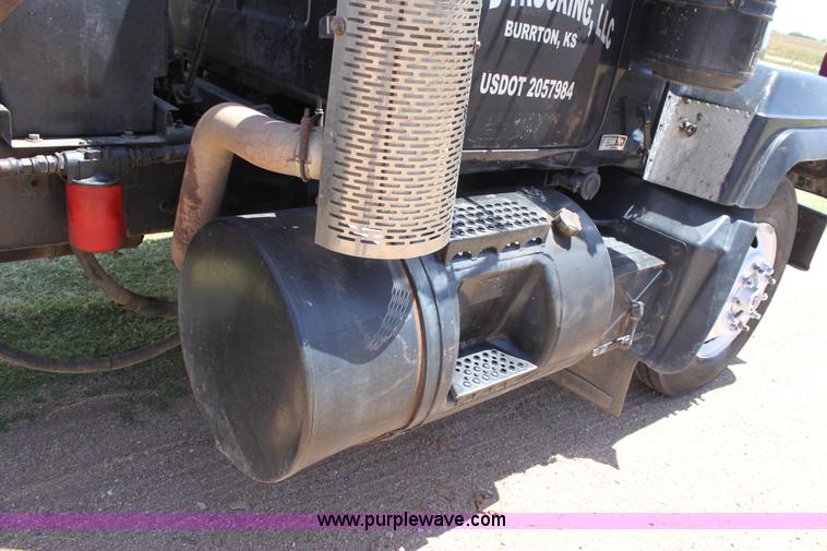 image for item B7388 1998 Mack RD688S semi truck