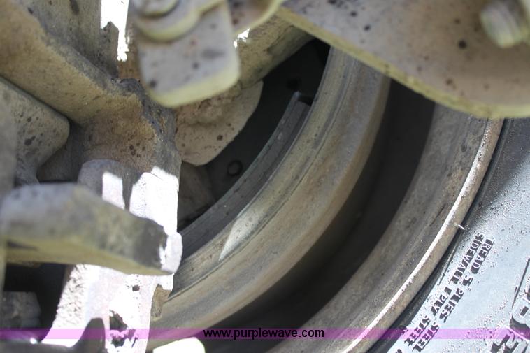 image for item B7388 1998 Mack RD688S semi truck