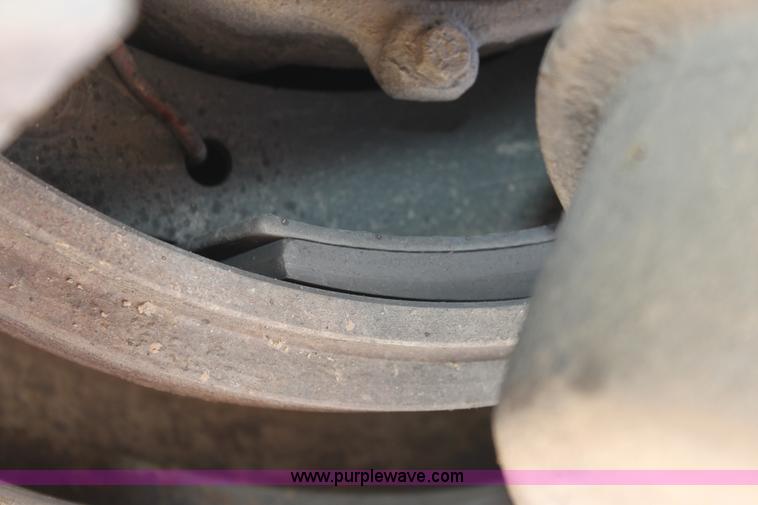 image for item B7388 1998 Mack RD688S semi truck