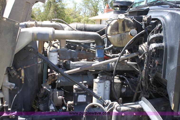 image for item B7388 1998 Mack RD688S semi truck