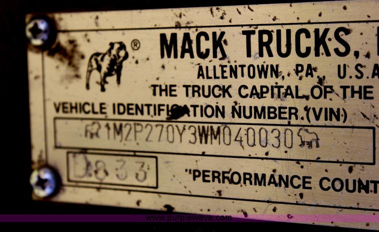 image for item B7388 1998 Mack RD688S semi truck