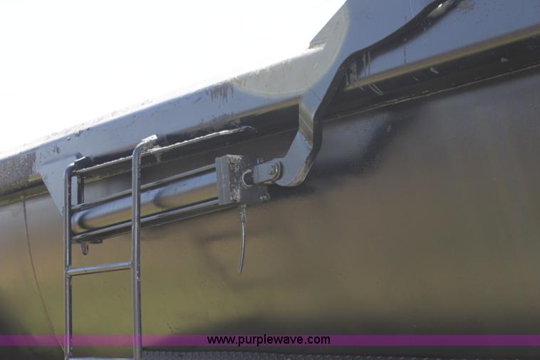 image for item B7389 2000 Travis barrel end dump trailer