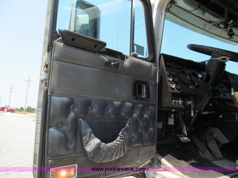 image for item C2321 1991 Kenworth T600 semi truck
