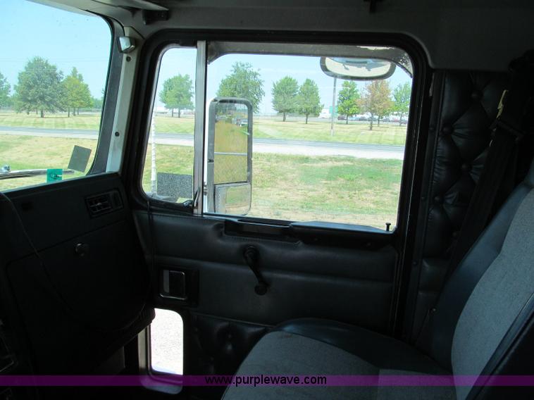 image for item C2321 1991 Kenworth T600 semi truck