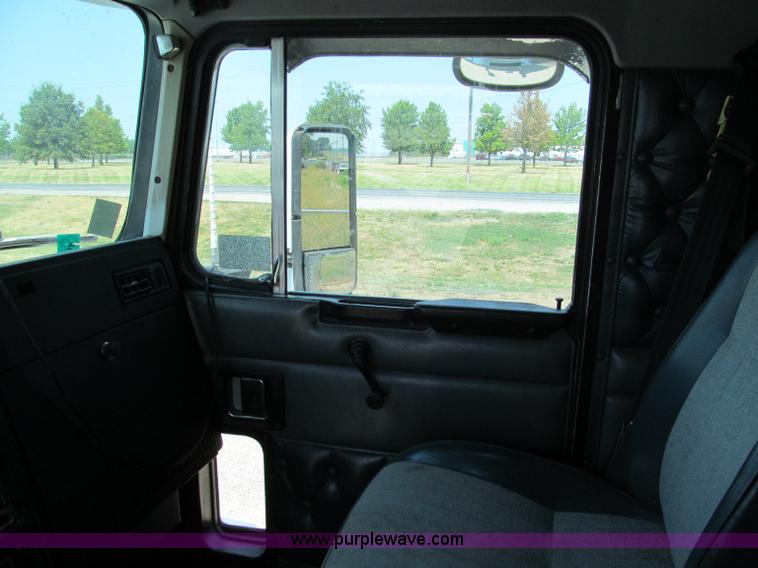 image for item C2321 1991 Kenworth T600 semi truck