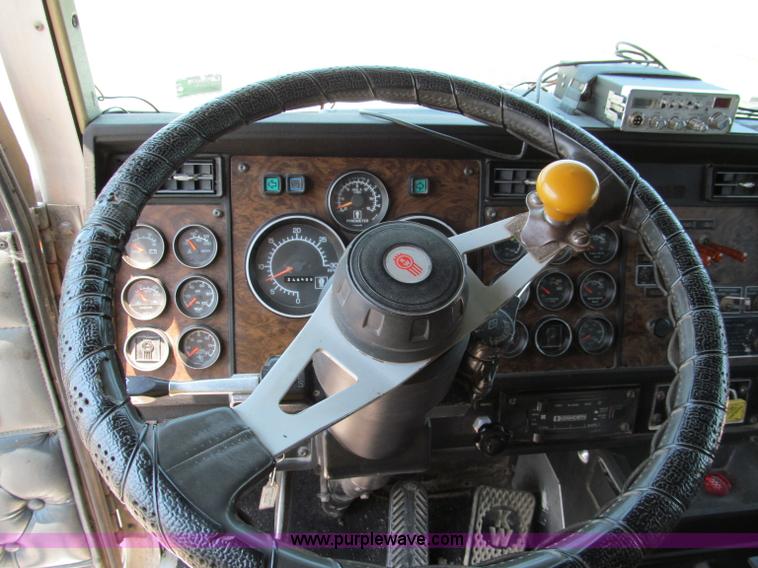 image for item C2321 1991 Kenworth T600 semi truck