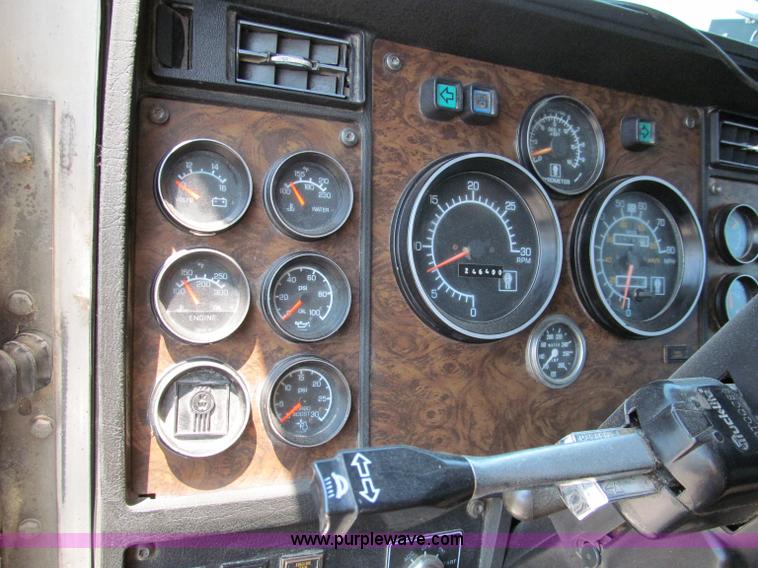 image for item C2321 1991 Kenworth T600 semi truck