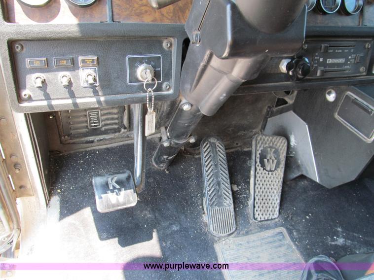 image for item C2321 1991 Kenworth T600 semi truck