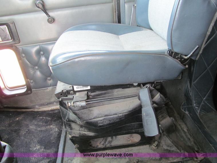 image for item C2321 1991 Kenworth T600 semi truck