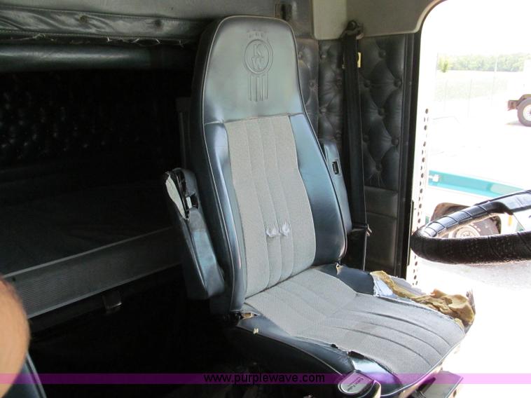 image for item C2321 1991 Kenworth T600 semi truck