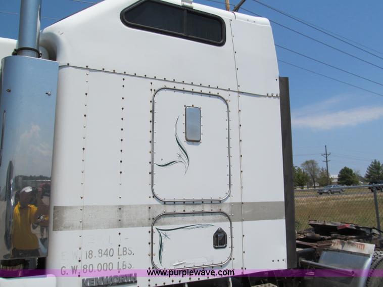 image for item C2321 1991 Kenworth T600 semi truck