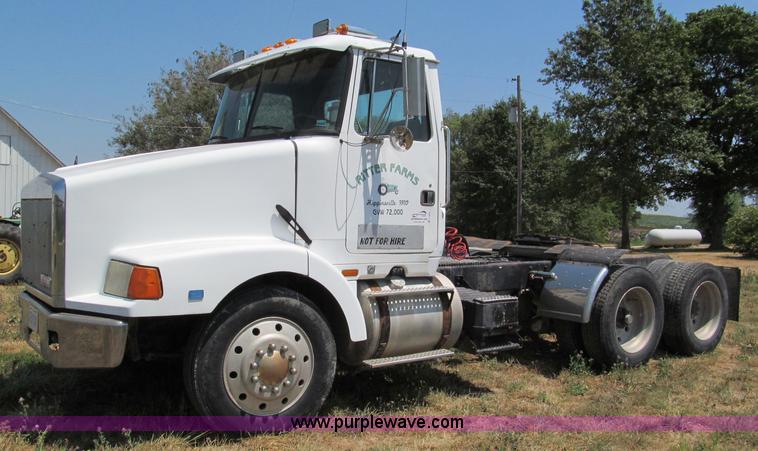 image for item C2433 1989 Volvo White GMC WCA semi truck