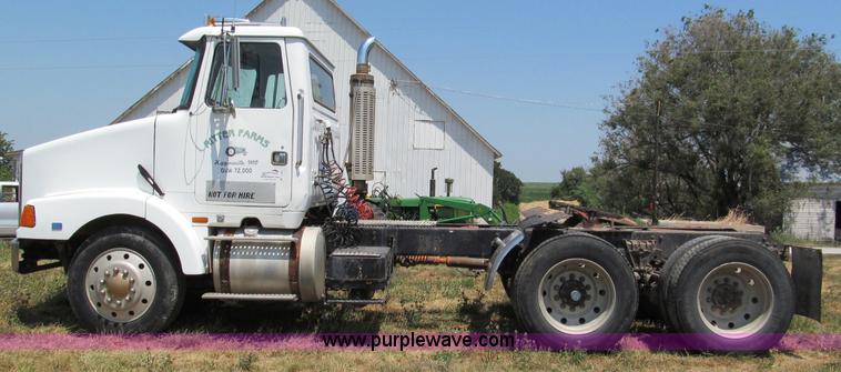 image for item C2433 1989 Volvo White GMC WCA semi truck