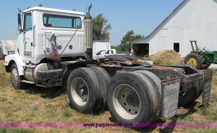 image for item C2433 1989 Volvo White GMC WCA semi truck