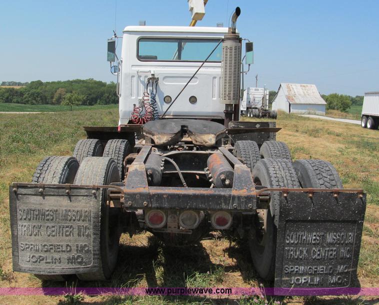 image for item C2433 1989 Volvo White GMC WCA semi truck