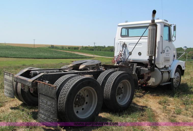 image for item C2433 1989 Volvo White GMC WCA semi truck